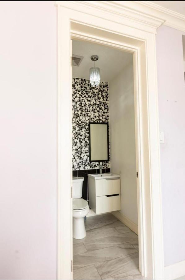 Finest Accommodation Riches Manor 1 Gladstone Drive Apt A2 Kgn 6 New Kgn Kingston Exteriör bild
